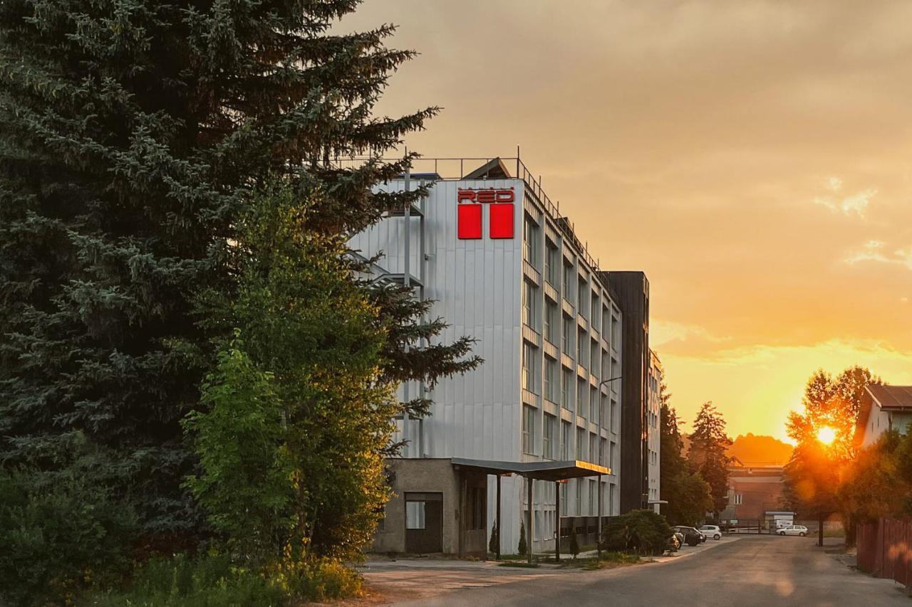 Hotel Double Red Cars Museum Брезно Екстер'єр фото