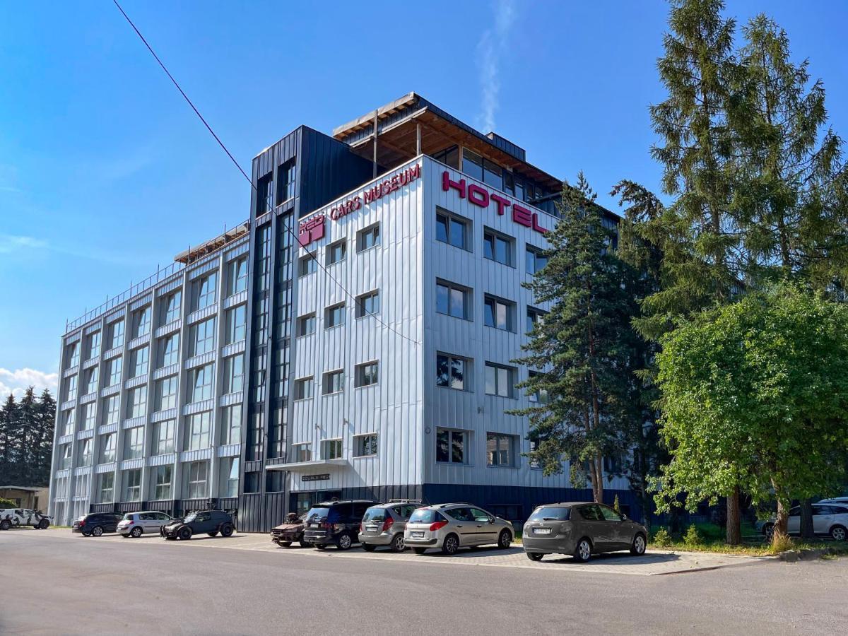 Hotel Double Red Cars Museum Брезно Екстер'єр фото