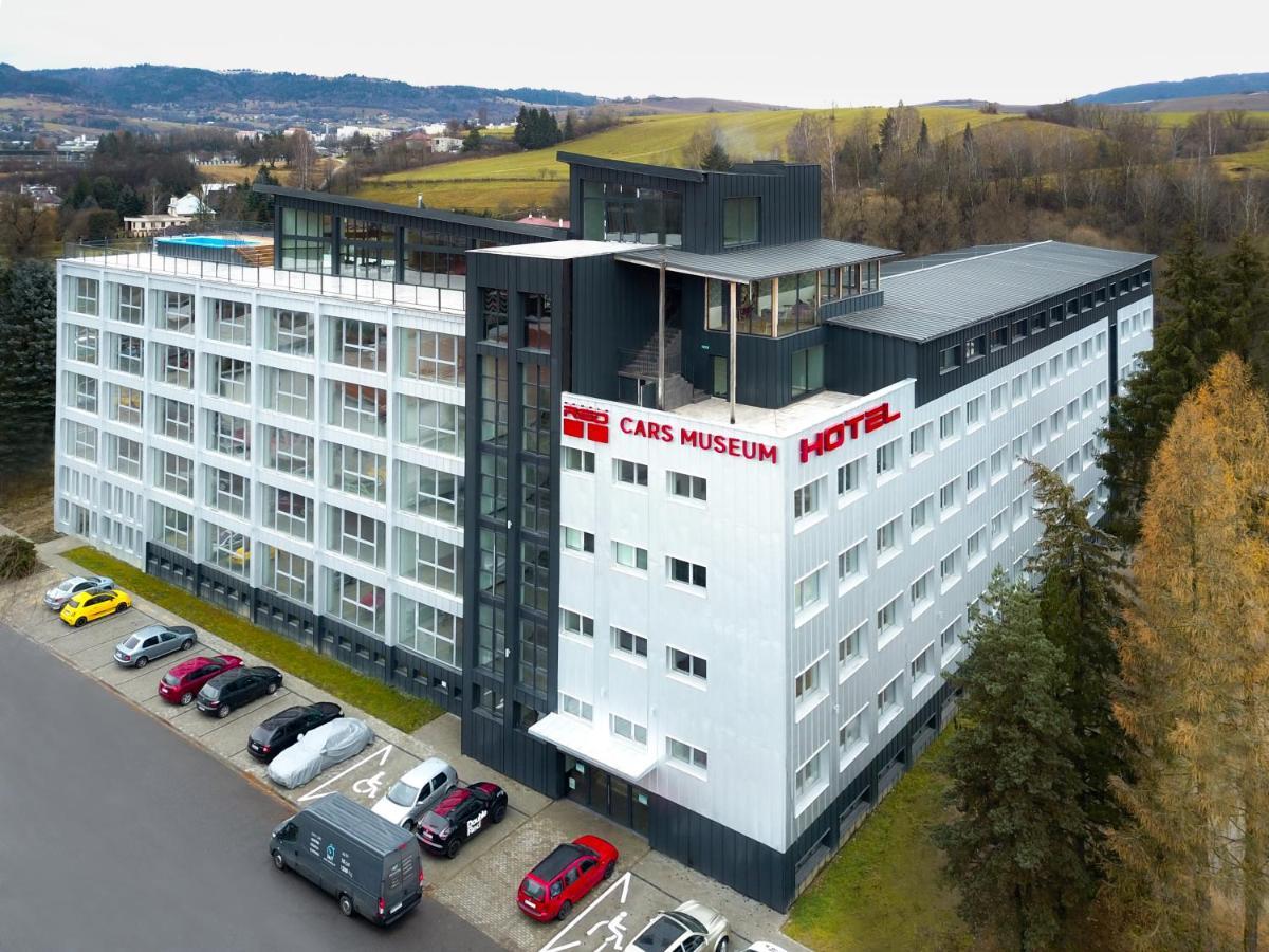 Hotel Double Red Cars Museum Брезно Екстер'єр фото